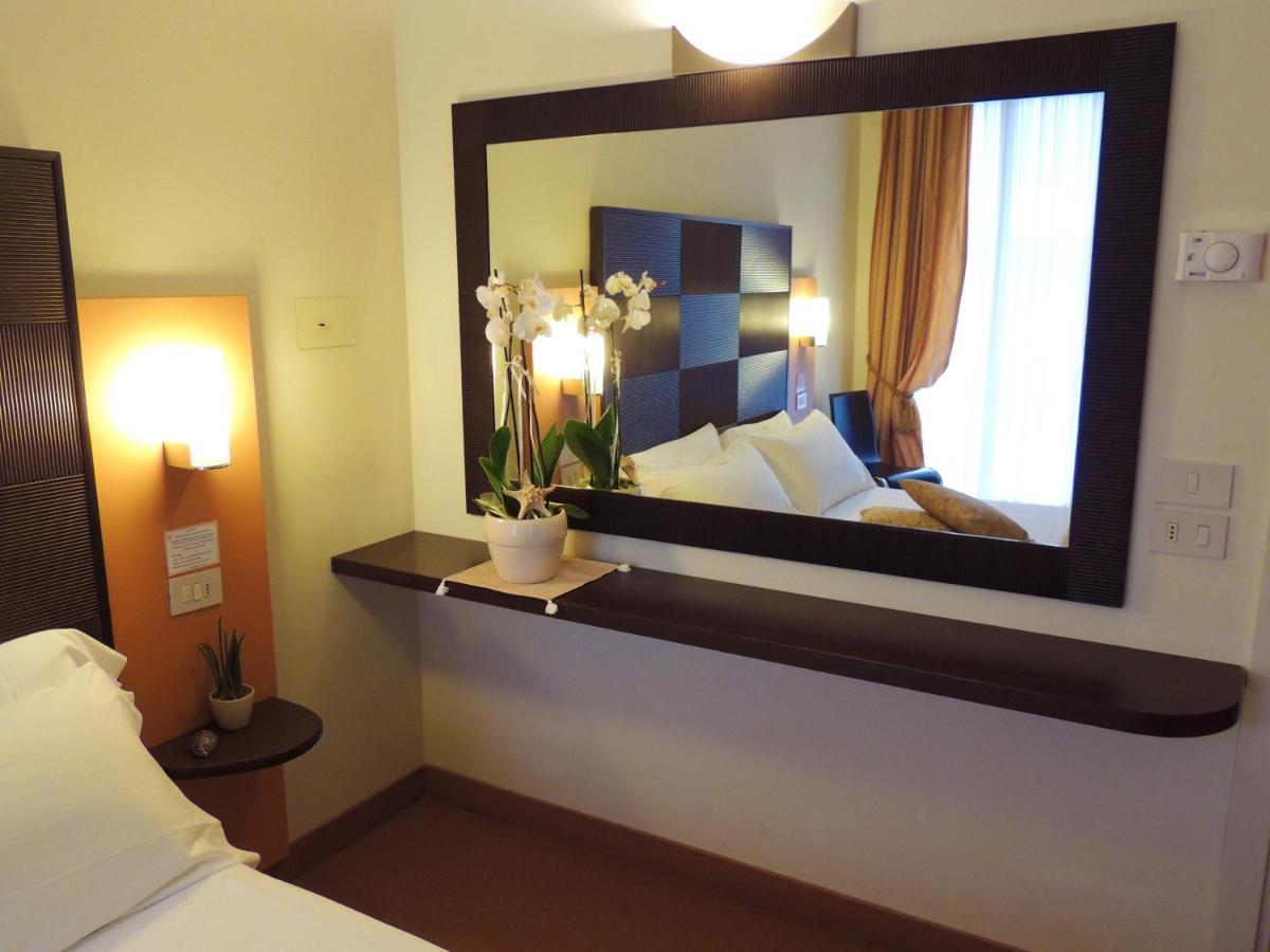 Hotel Hamiltown Cattolica Exteriör bild